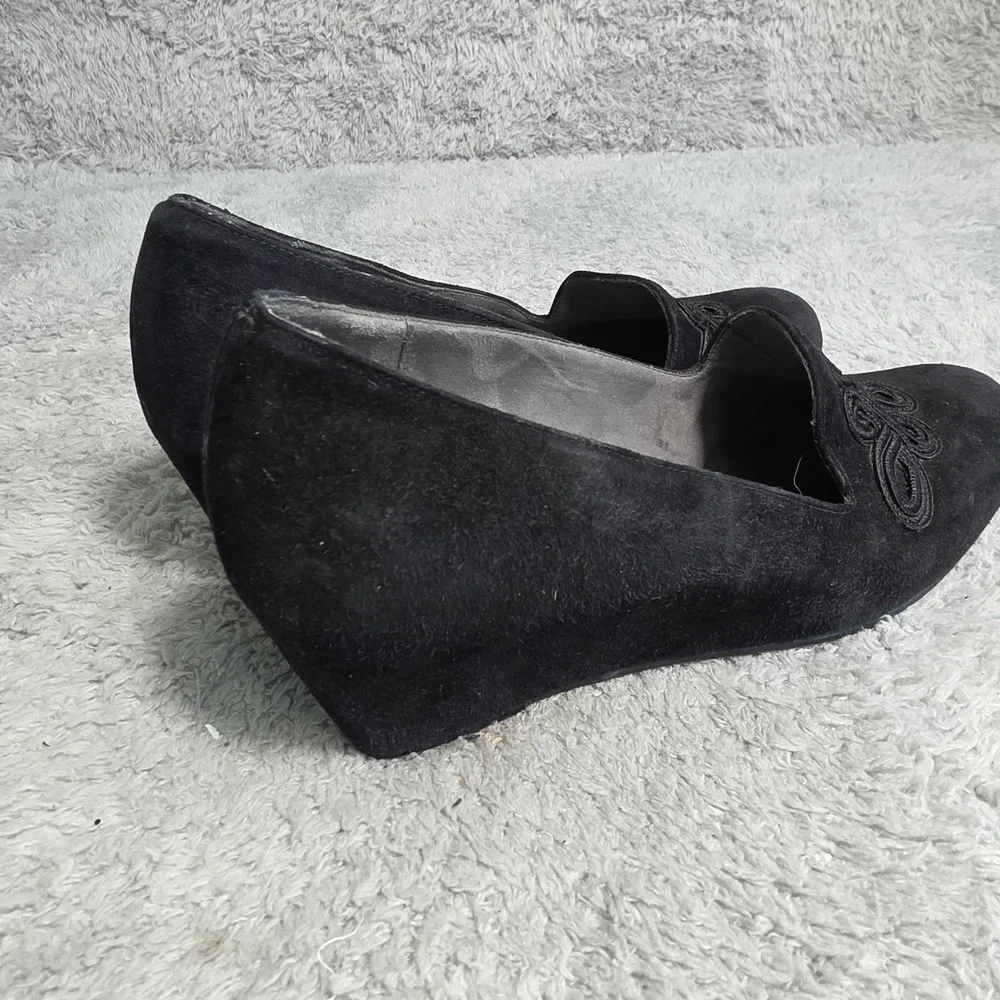 VTG Stuart Weitzman Wedge Pumps Black Suede Embroidered Scroll Womens 6.5 M - Picture 3 of 5